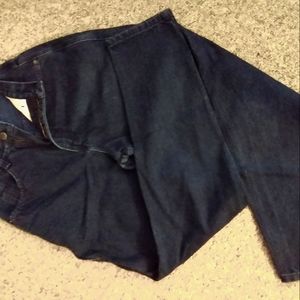 Women's Bonjour vintage, high rise,  size 5/6 Dk blue, tapered leg.